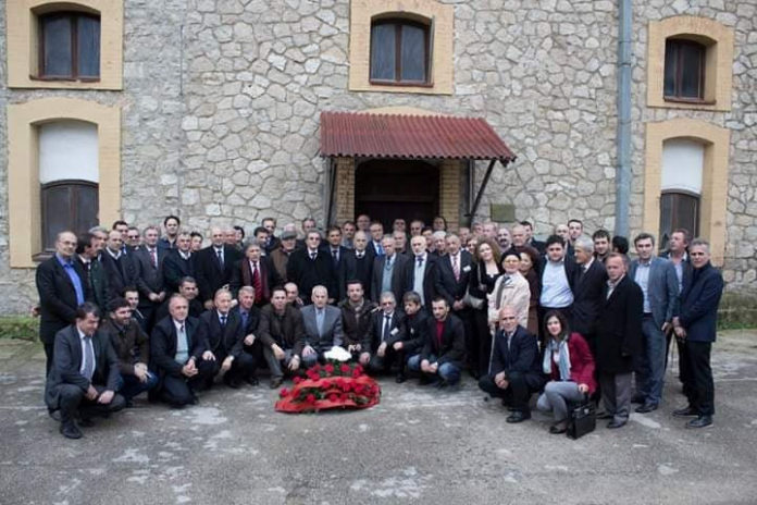 Pjesemarrës në përkujtimin e masakrës së Tivarit