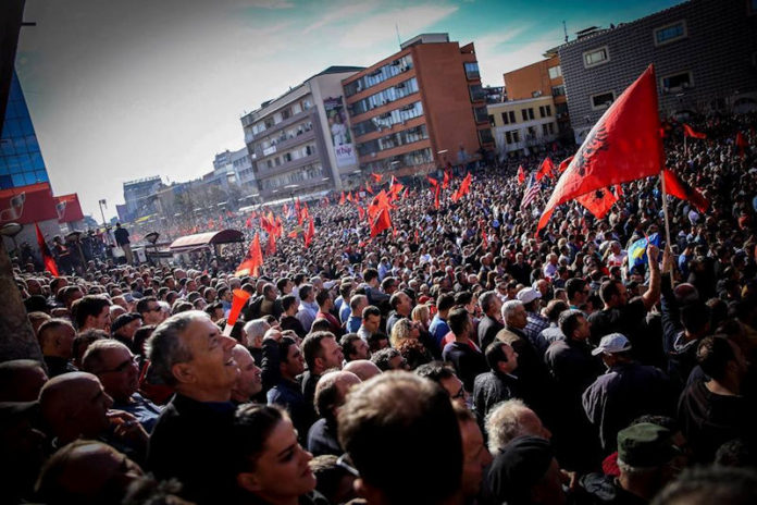 Shqiptarët - protestojnë